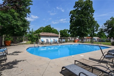 Beautifully remodeled top floor 3 bedroom 2 bathroom move-in - photo 35