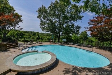 Beautifully remodeled top floor 3 bedroom 2 bathroom move-in - photo 37