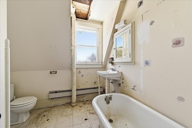 Spacious 2-story Victorian residence with walk-up stairs to 3rd - photo 22