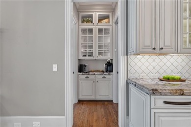 Experience refined estate living in this exceptional all-brick - photo 23