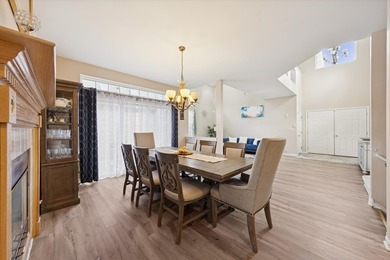 Luxury, Space, and Zero Maintenance in Oakbrook Terrace A truly - photo 4