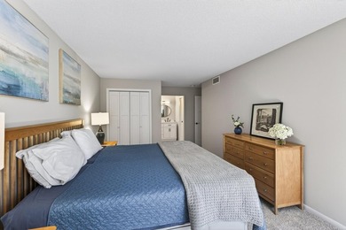 Resort style living in Edina West! This 2 bedroom & 2 bathroom - photo 14