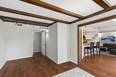 Resort style living in Edina West! This 2 bedroom & 2 bathroom - photo 17