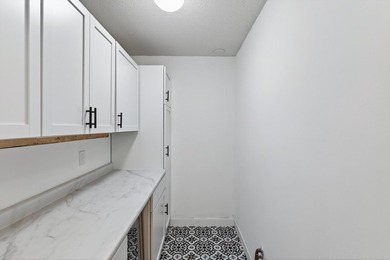 Resort style living in Edina West! This 2 bedroom & 2 bathroom - photo 23