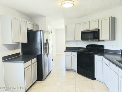 Ready to move in! This immaculate 3-bedroom, 2-bathroom home - photo 11