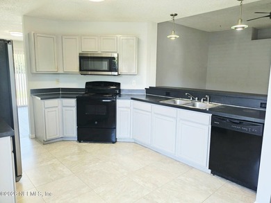 Ready to move in! This immaculate 3-bedroom, 2-bathroom home - photo 12