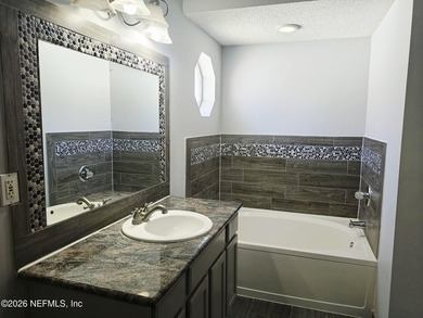 Ready to move in! This immaculate 3-bedroom, 2-bathroom home - photo 20