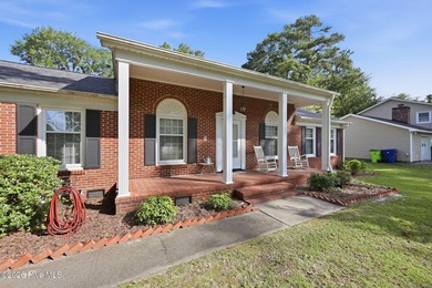 Stately home in the heart of Havelock! This well-maintained - photo 3