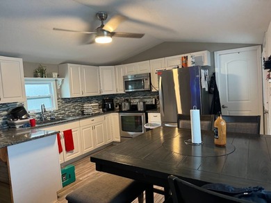 !! FAMILY PARK IN TAMPA EXCELLENT CONDITION!!Mobile Home in an - photo 3