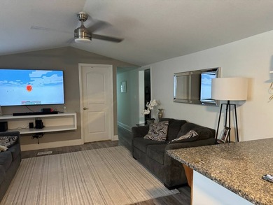 !! FAMILY PARK IN TAMPA EXCELLENT CONDITION!!Mobile Home in an - photo 4