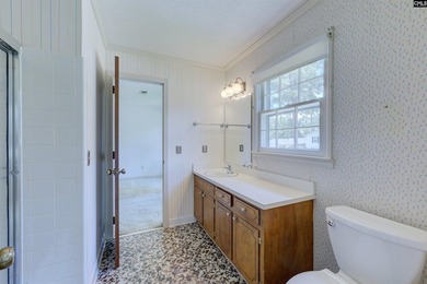 A private inground pool, spacious screened porch, and impressive - photo 20