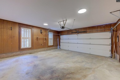 A private inground pool, spacious screened porch, and impressive - photo 27