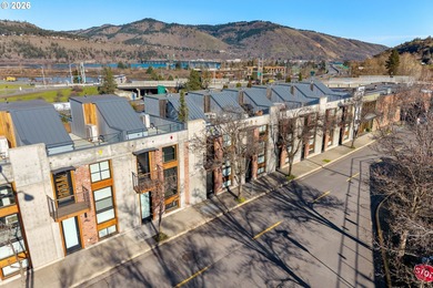 Columbia River - Hood County Townhome/Townhouse For Sale in Hoodriver Oregon