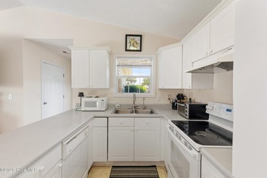 Enjoy easy coastal living in this one-level home on a cul-de-sac - photo 7