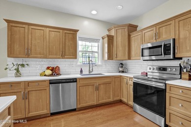 Welcome to this beautifully designed 4-bedroom, 3-bathroom home - photo 8