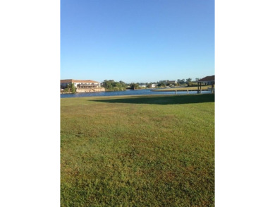 Navigable Waterfront Lot located on a quiet cul de sac in the - photo 4