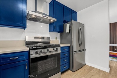 Welcome to this beautifully upgraded 3-bedroom, 2.5-bathroom - photo 11
