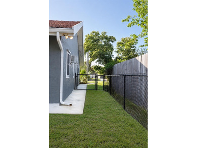 Beautifully renovated and move-in ready, this spacious 3-bedroom - photo 41