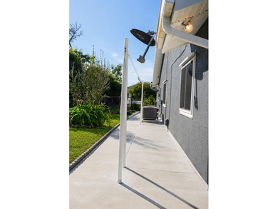 Beautifully renovated and move-in ready, this spacious 3-bedroom - photo 44