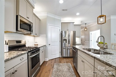 3 Bedrooms with a flex room/4th bedroom and a secondary living - photo 4