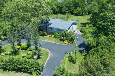 Welcome to this expansive 5-bedroom, 3.5-bathroom residence - photo 2