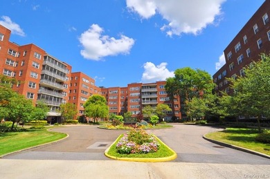 Perched on the top-floor corner, this sun-drenched 2-bedroom - photo 6