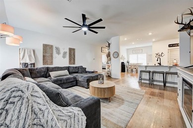 Beautifully Maintained Home on a Premium Pond Lot! Don't miss - photo 12