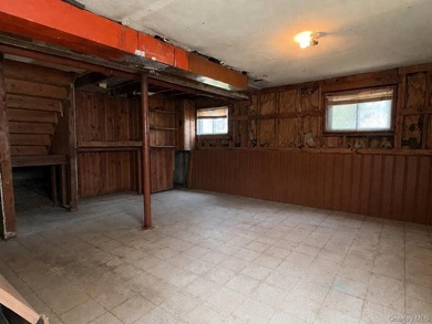 This 3 bedroom, 1 bathroom split level offers a living room - photo 17