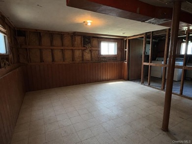 This 3 bedroom, 1 bathroom split level offers a living room - photo 18
