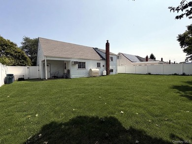 This 3 bedroom, 1 bathroom split level offers a living room - photo 19