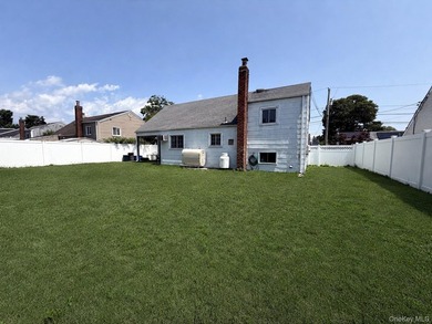 This 3 bedroom, 1 bathroom split level offers a living room - photo 21