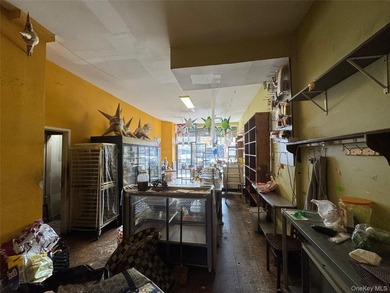 Great opportunity to own a deli/restaurant in a high-traffic - photo 3