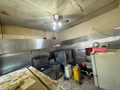Great opportunity to own a deli/restaurant in a high-traffic - photo 6