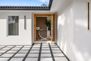 Tropical oasis in the heart of it all! This one-of-a-kind - photo 12