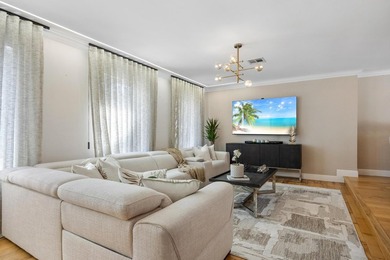 Tropical oasis in the heart of it all! This one-of-a-kind - photo 15