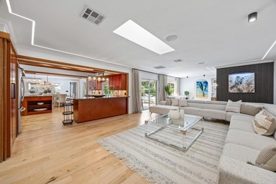 Tropical oasis in the heart of it all! This one-of-a-kind - photo 31