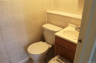 Welcome to this Split Ranch Home, with a little TLC it can be - photo 18