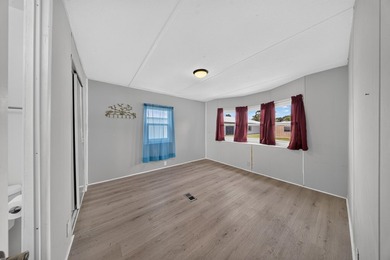 Welcome to this well-appointed two-bedroom, two-bathroom mobile - photo 12