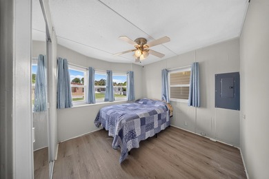 Welcome to this well-appointed two-bedroom, two-bathroom mobile - photo 17