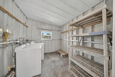 Welcome to this well-appointed two-bedroom, two-bathroom mobile - photo 33