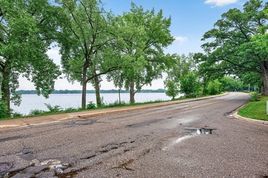 Welcome to this beautifully remodeled 1-bedroom, 1-bath home - photo 21