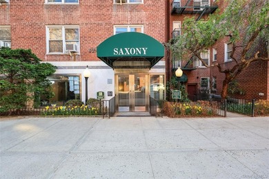Welcome to this bright and inviting 1-bedroom, 1-bath corner - photo 2