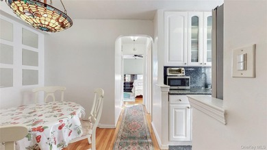 Welcome to this bright and inviting 1-bedroom, 1-bath corner - photo 9