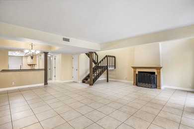 Unique private corner unit and beautifully maintained 3-bedroom - photo 12