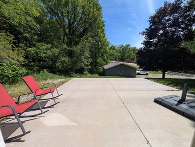 Enjoy peaceful lake living in this charming move in ready - photo 15
