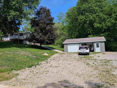 Enjoy peaceful lake living in this charming move in ready - photo 16