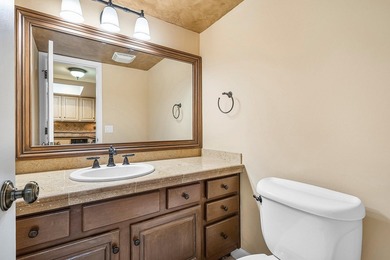 Unique private corner unit and beautifully maintained 3-bedroom - photo 18