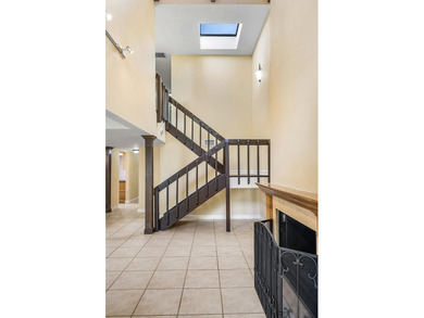 Unique private corner unit and beautifully maintained 3-bedroom - photo 21