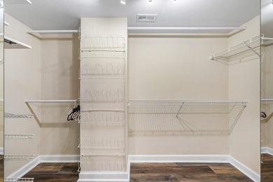 Unique private corner unit and beautifully maintained 3-bedroom - photo 38
