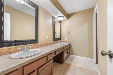 Unique private corner unit and beautifully maintained 3-bedroom - photo 40